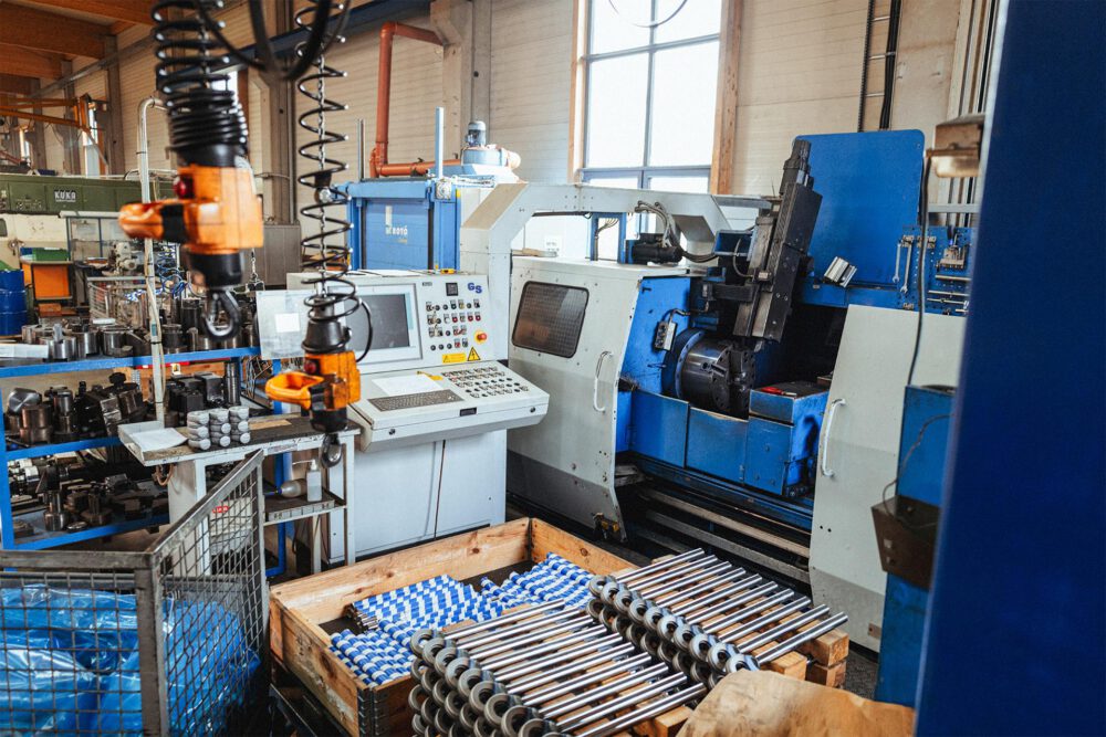 KUKA Reibschweißmaschine zur Verbindung von Kolbenstangen bei GK Hydraulik