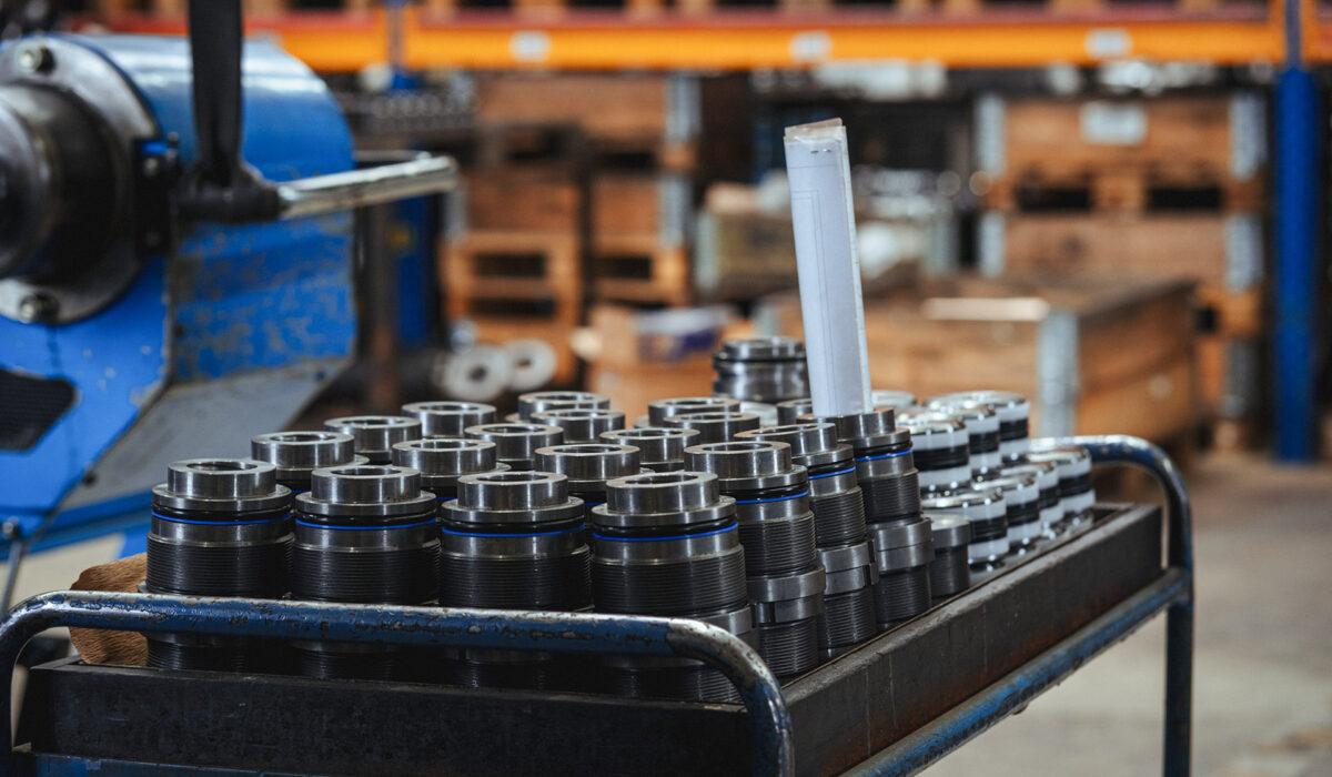 Kolben und Führungsbuchsen für Hydraulikzylinder – vorbereitet zur Montage bei GK Hydraulik