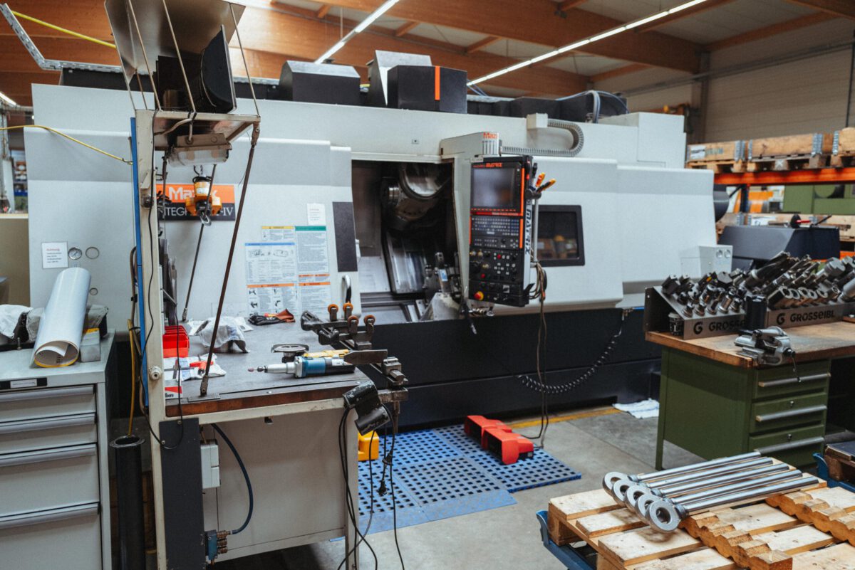 Hydraulikzylinder-Komponenten in Bearbeitung – moderne CNC-Technik bei GK Hydraulik