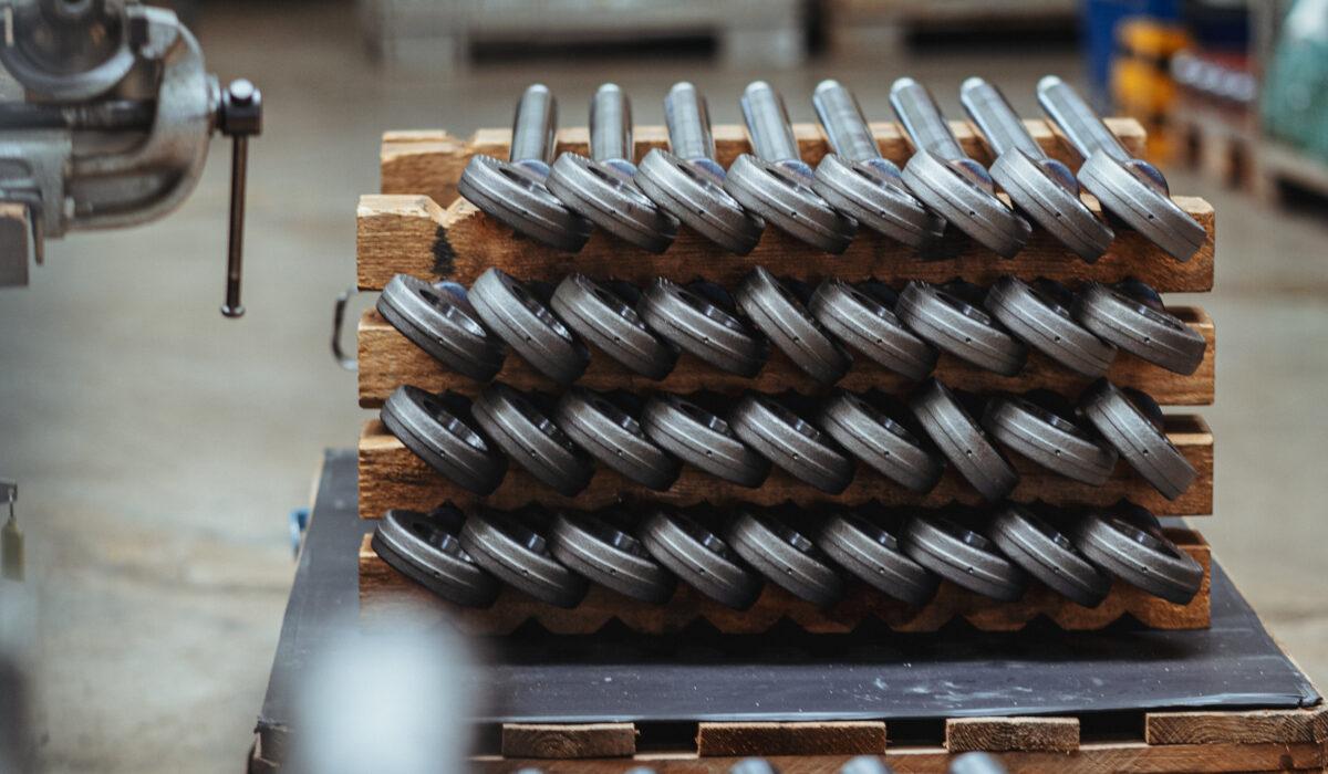 Kolbenstangen-Rohteile für Hydraulikzylinder, gelagert auf Paletten in der Fertigung von GK Hydraulik