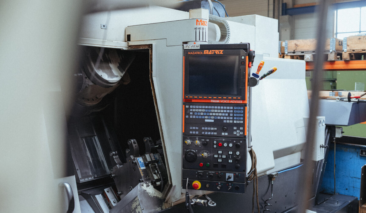 Mazak CNC-Drehmaschine in der Fertigungshalle von GK Hydraulik