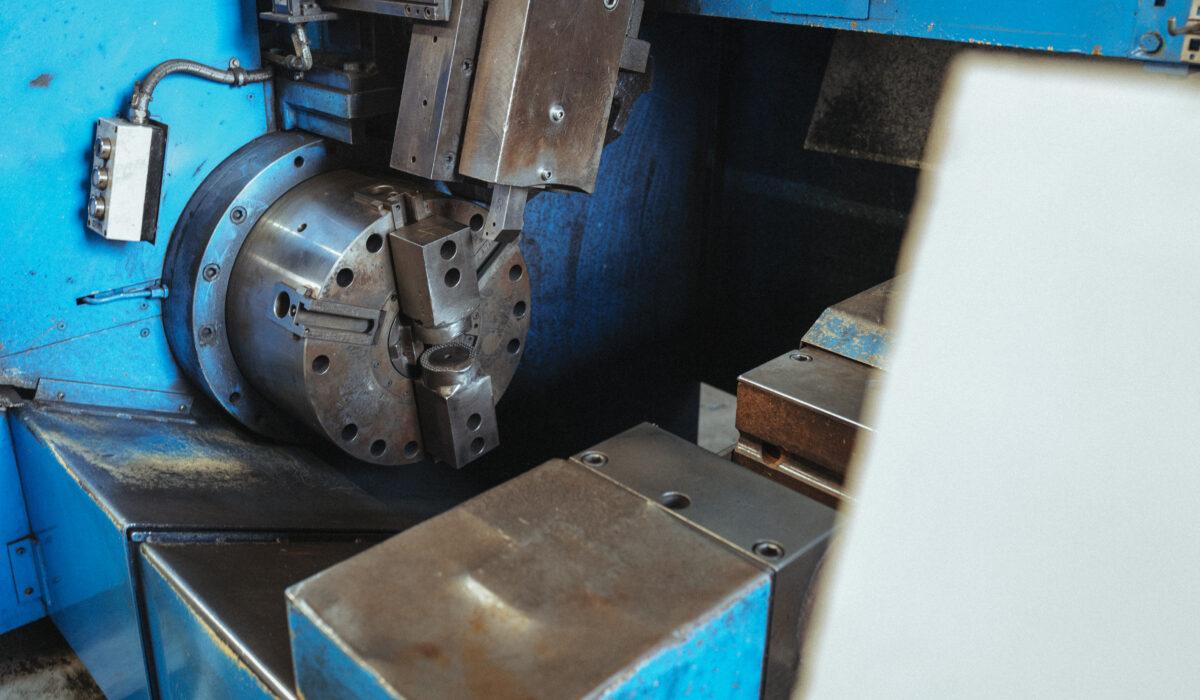 KUKA Reibschweißmaschine zur Verbindung von Kolbenstangen bei GK Hydraulik