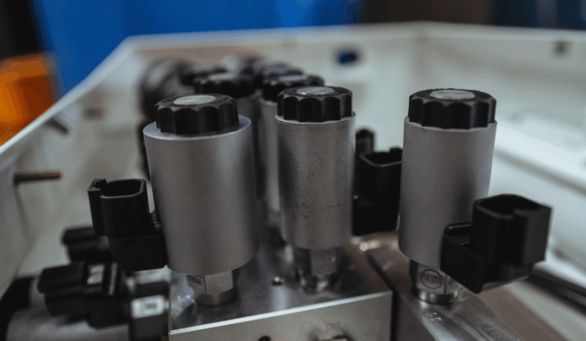 Hydraulikventile von SUN Hydraulics auf Steuerblock in einem hydraulischen System bei GK Hydraulik